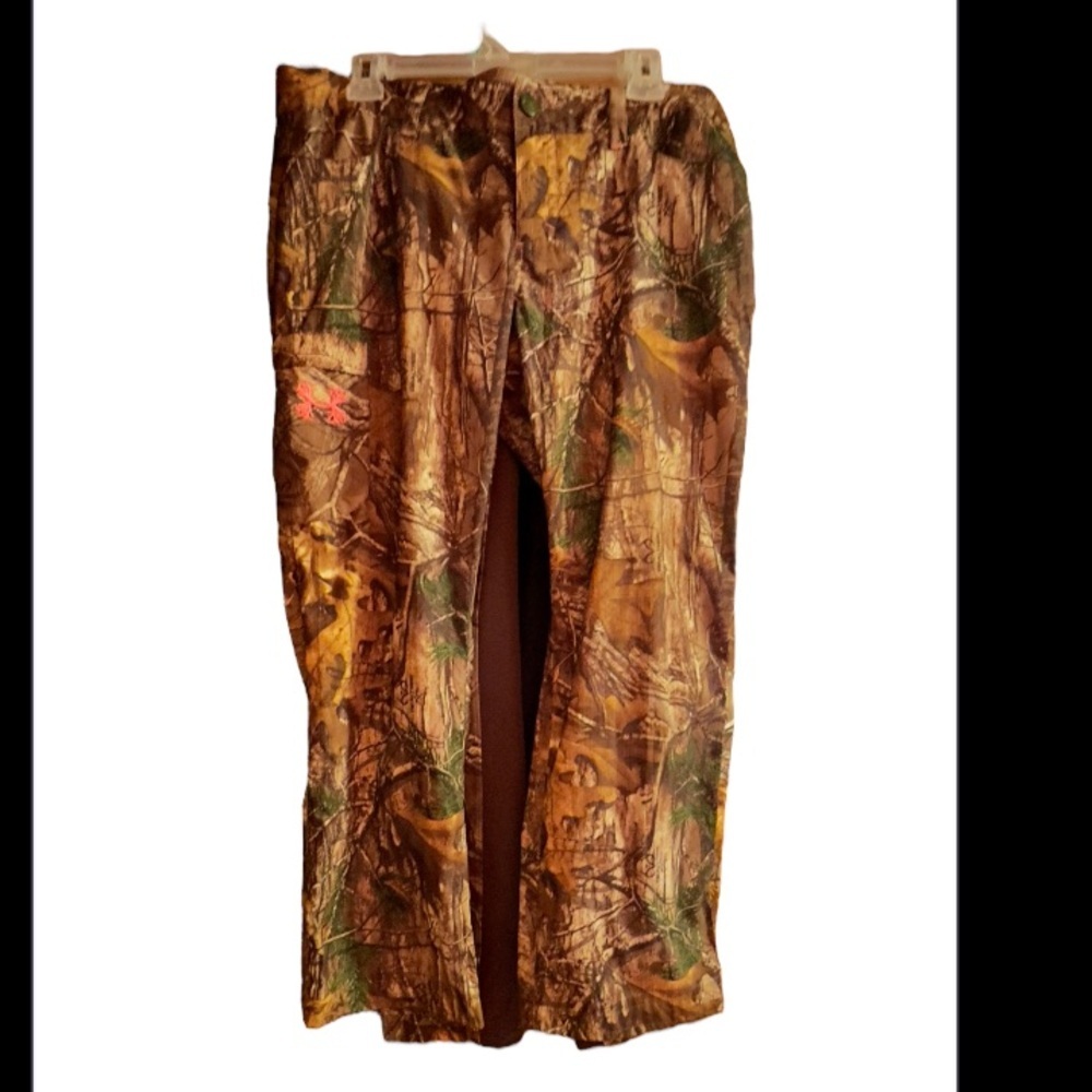 Women's Under Armour Real Tree camo cargo pants, size 14
